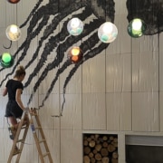 Pop Kintsugui mural hotel Ohla eixemple pintat per Joana Santamans